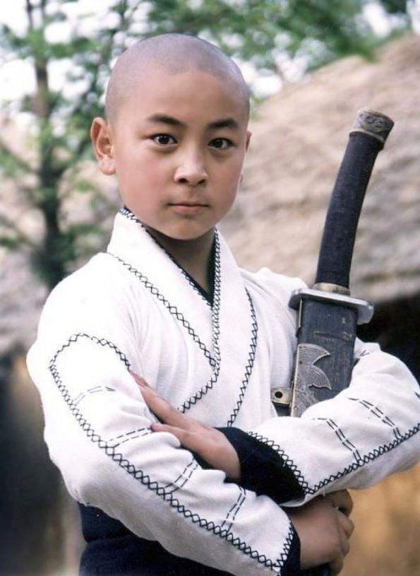 更有网友恶作剧发了一张释小龙抱自己小时候的照片,好像抱自己孩子一