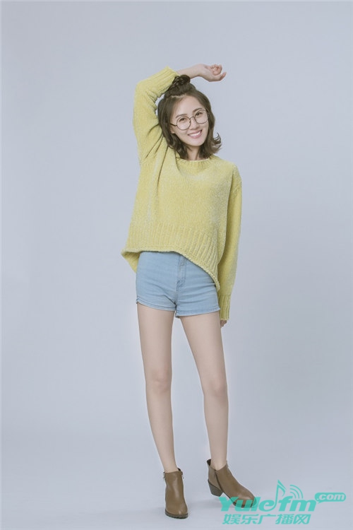 张墨锡生日写真曝光 甜美笑颜俏皮来袭