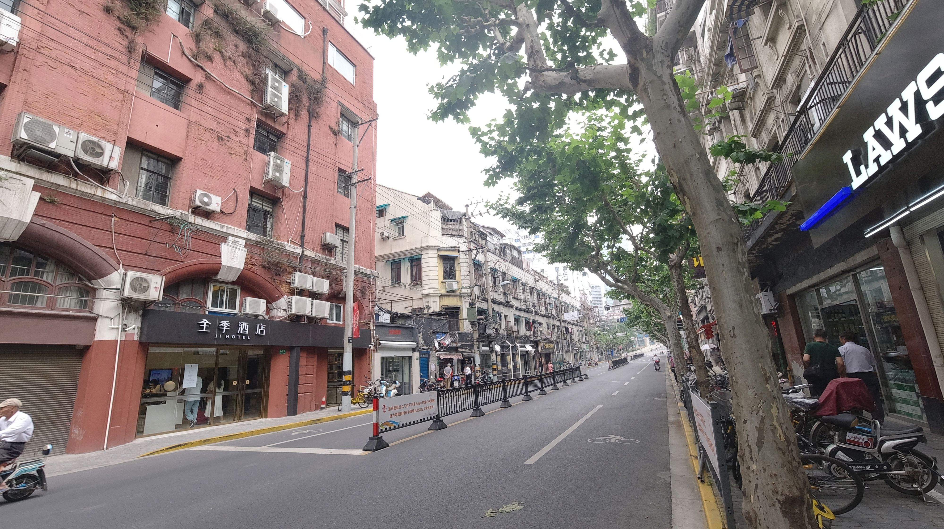 实拍上海老城区,还以为到了香港,街道规划很混乱