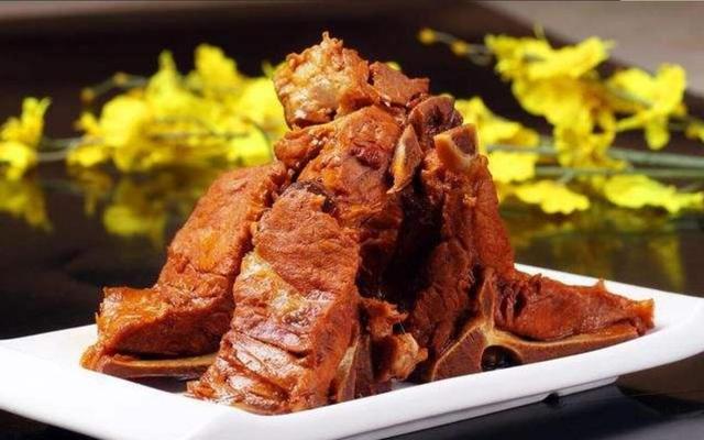 酱骨架,大块骨架经煮炖往往会更加鲜美,肉香扑鼻,骨髓