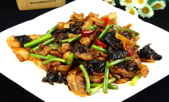 木耳炒回锅肉,一道精美简单的家常菜肴,快来尝尝吧,明黄的颜色让你