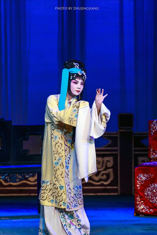 王岳凌主演京剧《王熙凤大闹宁国府》