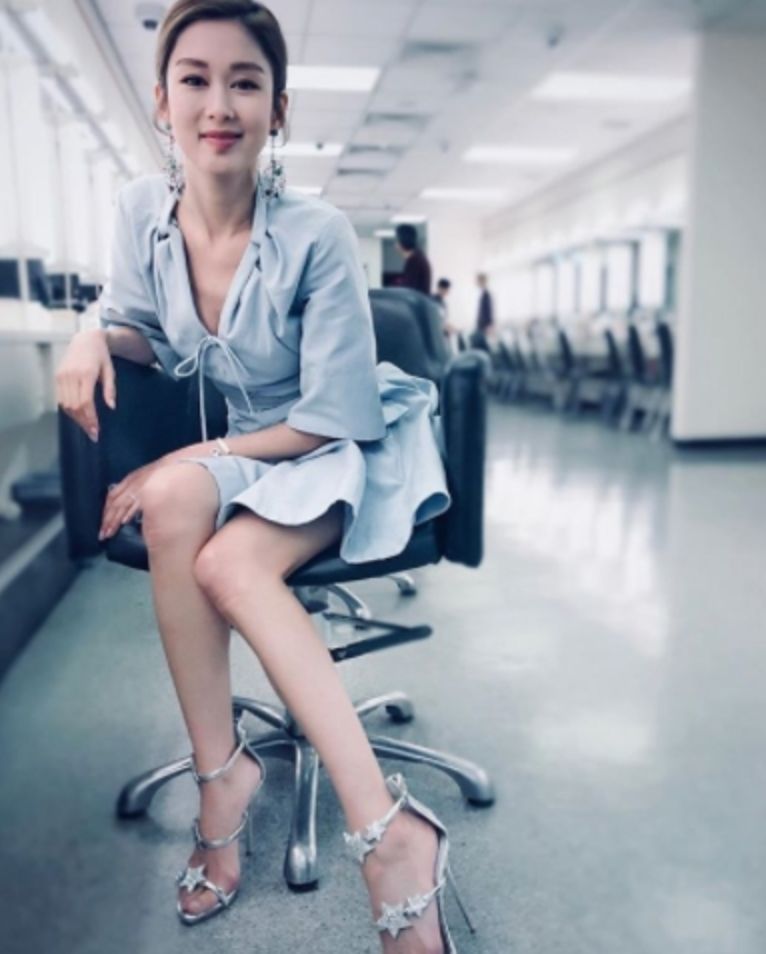 一张照片让你晕倒!岑丽香短裙迷人笑容杀死人