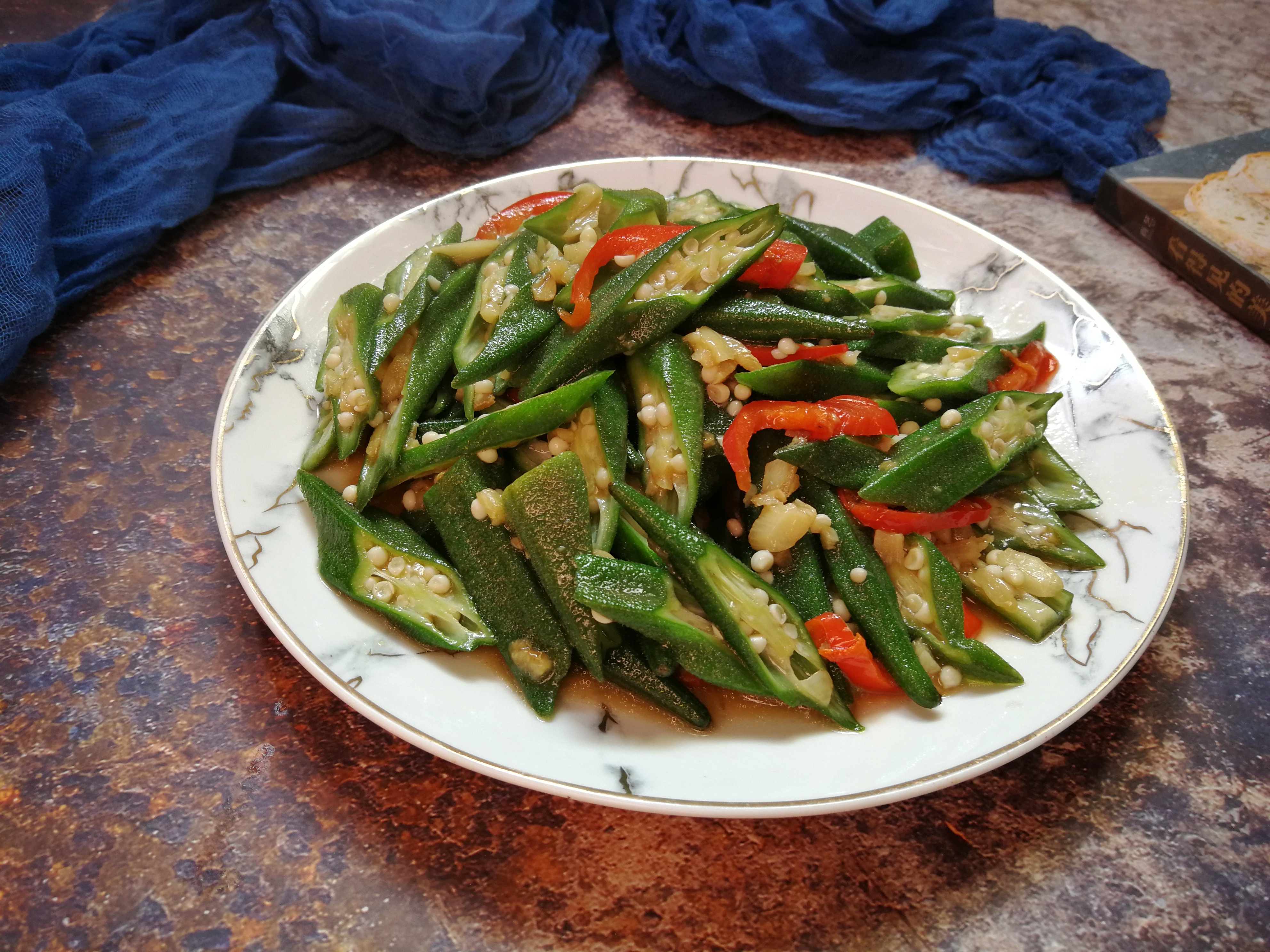 秋葵怎么做好吃?跟厨师长学了一招,简单又营养,味道鲜美极了