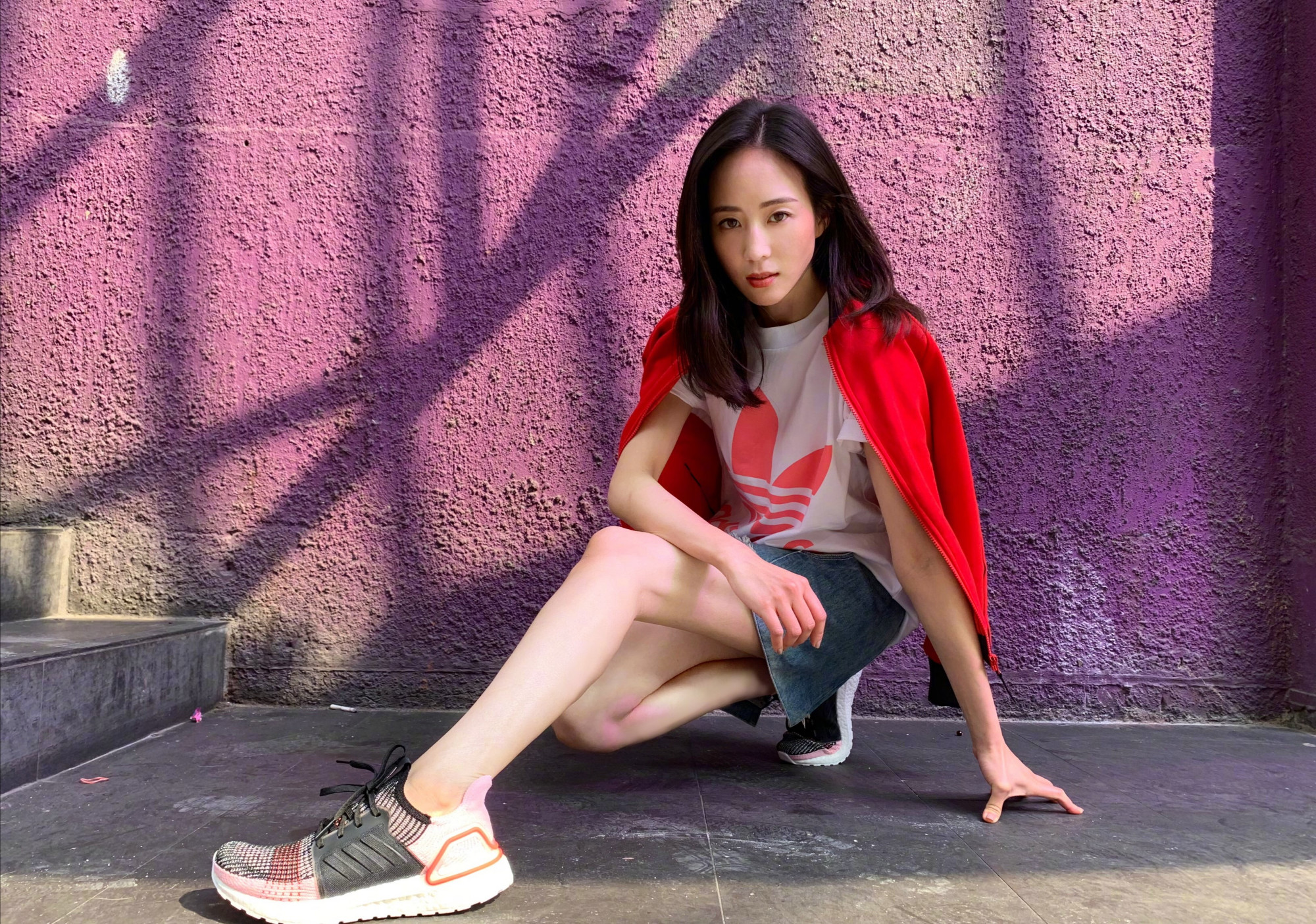 37岁张钧甯,黑色光泽衬衫搭配短裤,波点丝袜性感凸显美腿