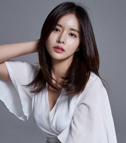 韩宝凛(han bo reum),1987年2月12日出生于韩国,韩国女歌手,演员,毕业