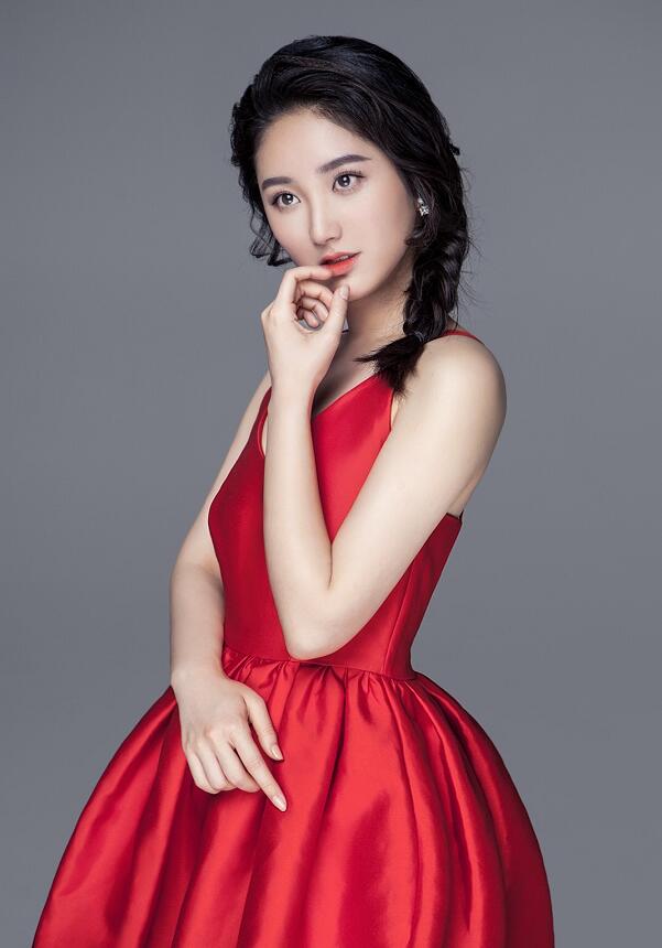 西瓜妹严尚嘉红裙写真,网友:西瓜妹甜度秒杀唐嫣!