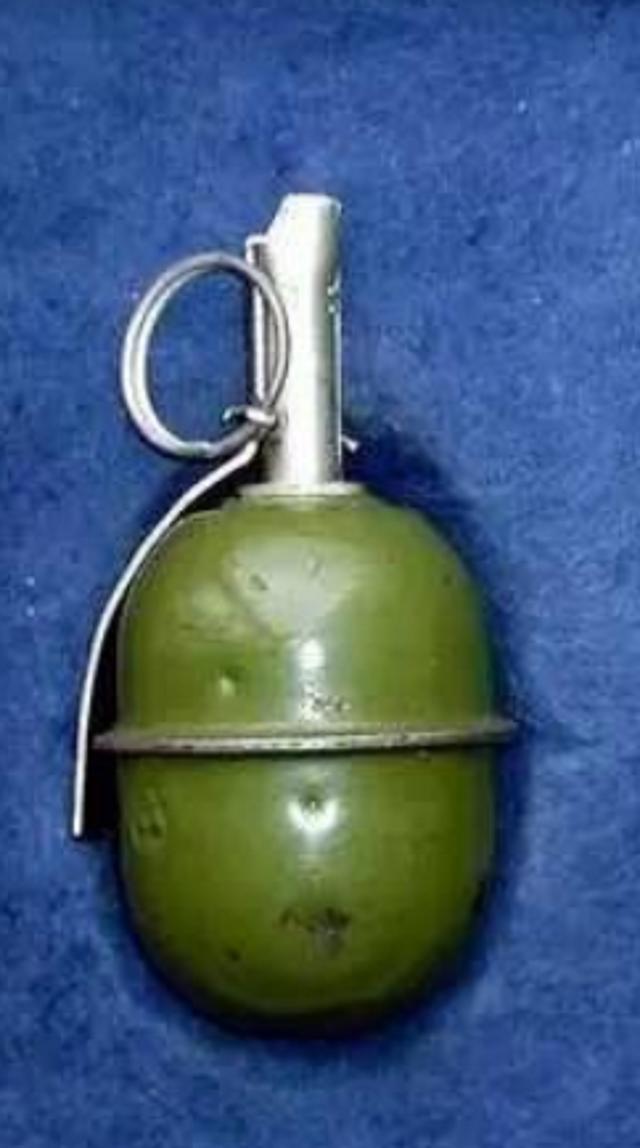 俄军这么穷?二战库存手雷也拿来用:练胆训练与坦克打肉搏战