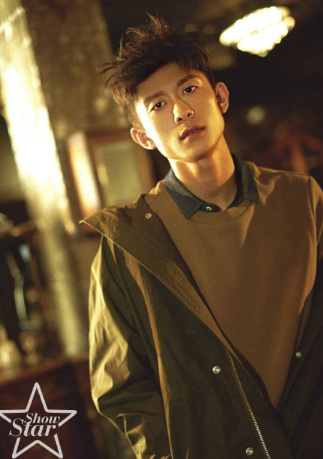 张一山戴眼镜的样子帅到炸裂,网友:这张好好看!