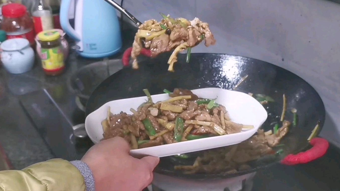 家常菜也有好味道,鲜笋炒肉片,酱香微辣,非常下饭