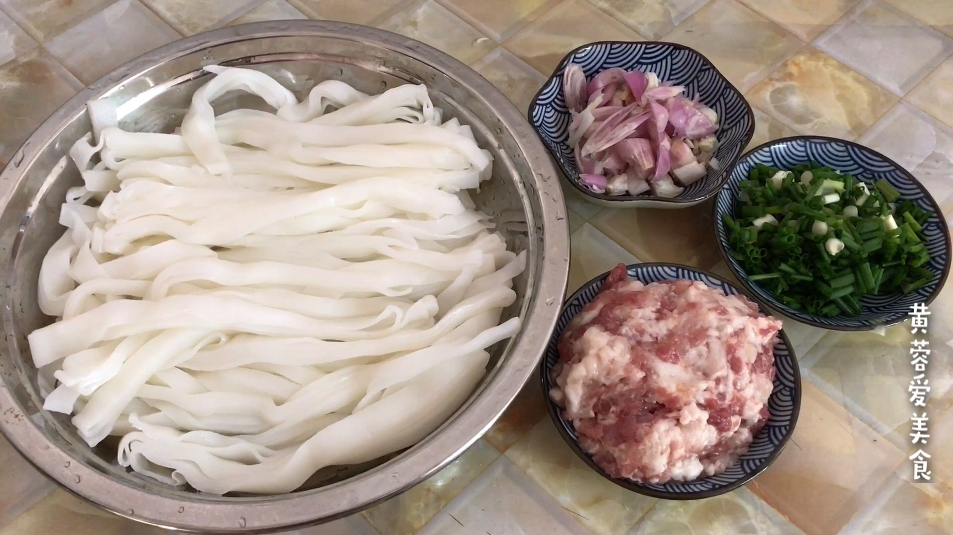 蒸河粉我们家的最爱,做法简单易学,美味可口,天天吃都不够