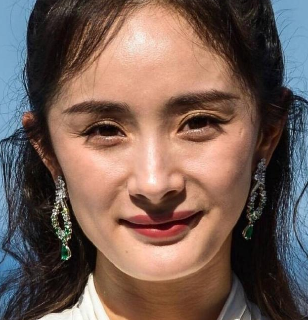 女星未修图曝光,迪丽热巴非常老气杨幂满脸坑洼,最丑的是baby!