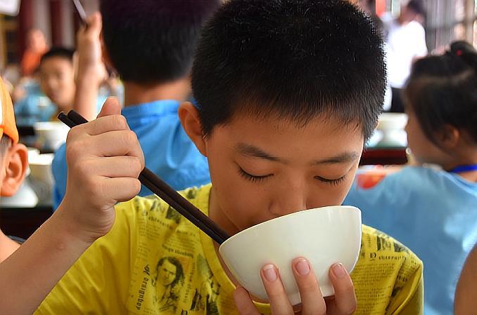 中国人吃饭端着碗,其中蕴含大道理,光是这一点外国人就模仿不来