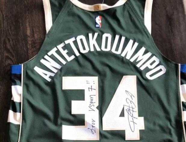 斯潘诺里斯:感谢字母哥送的签名球衣