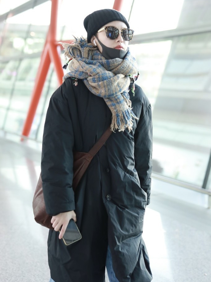 还在感叹羽绒服的时尚绝缘性?倪妮这件就不错呀,你选对了吗?