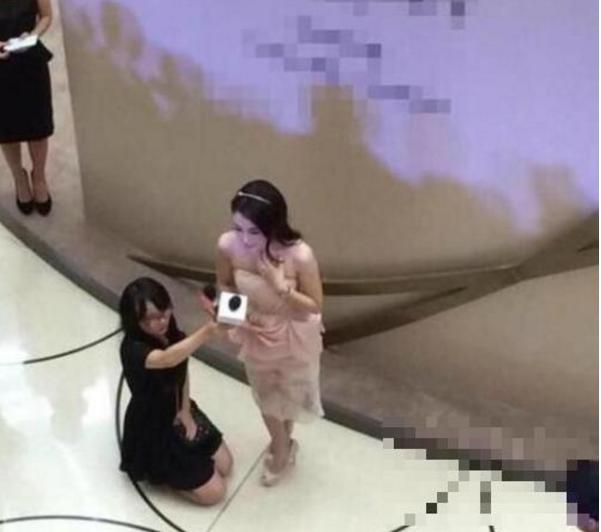 关晓彤出场"犯错了"?男助理跪着伺候,她的站姿再次成亮点