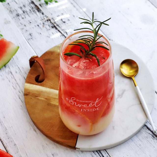 西瓜养乐多,口感酸甜冰爽,喝一口就爽翻了