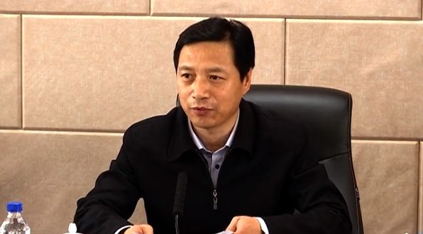 会上,张超与相关乡镇签订了《2019年森林草原防火工作目标管理责任状