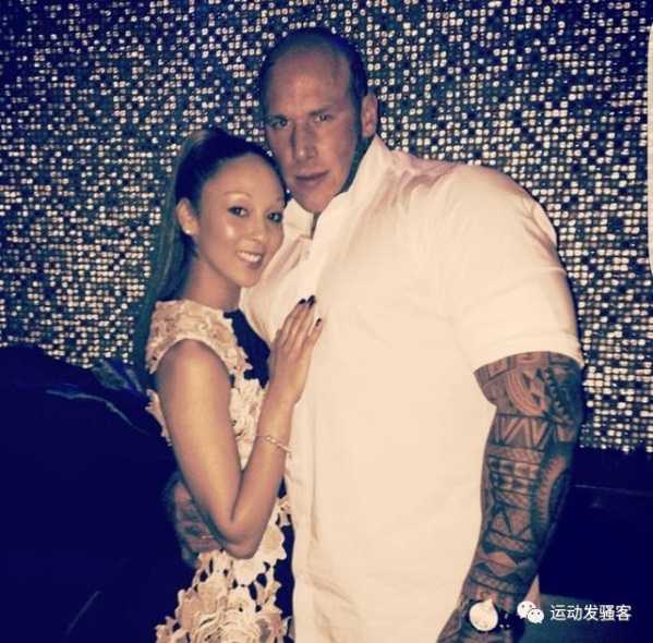 《终极斗士》的肌肉巨兽晒照,全家同框搞怪,怀抱女儿父爱满满!