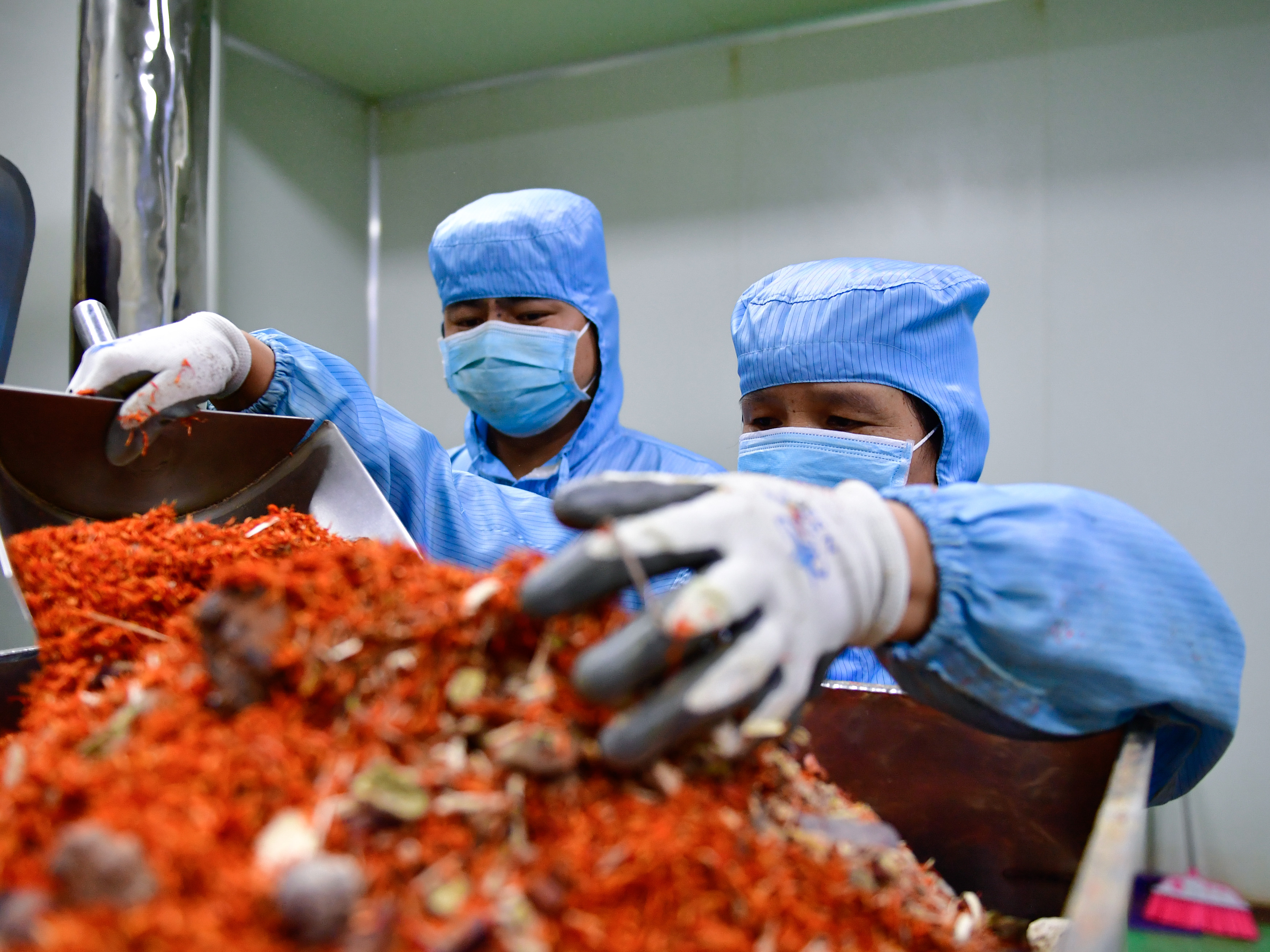 青海:生产藏药预防制剂 为抗击疫情贡献力量