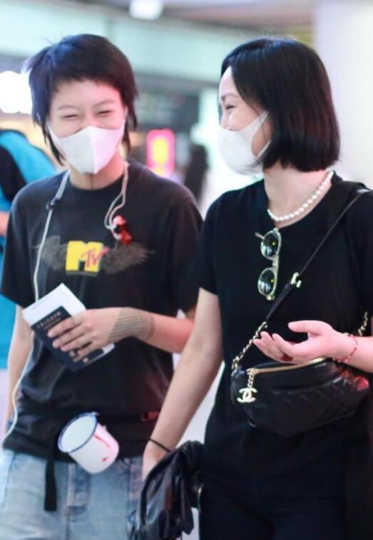 周迅颓废风火了44岁比窦靖童会玩网友头发几天没洗了
