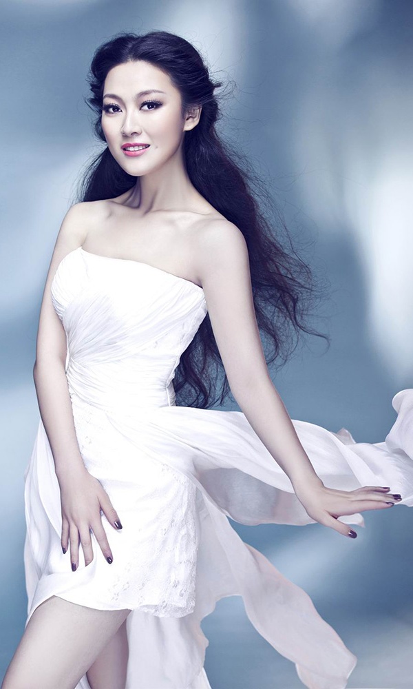 俊俏靓丽的女歌唱家——常思思