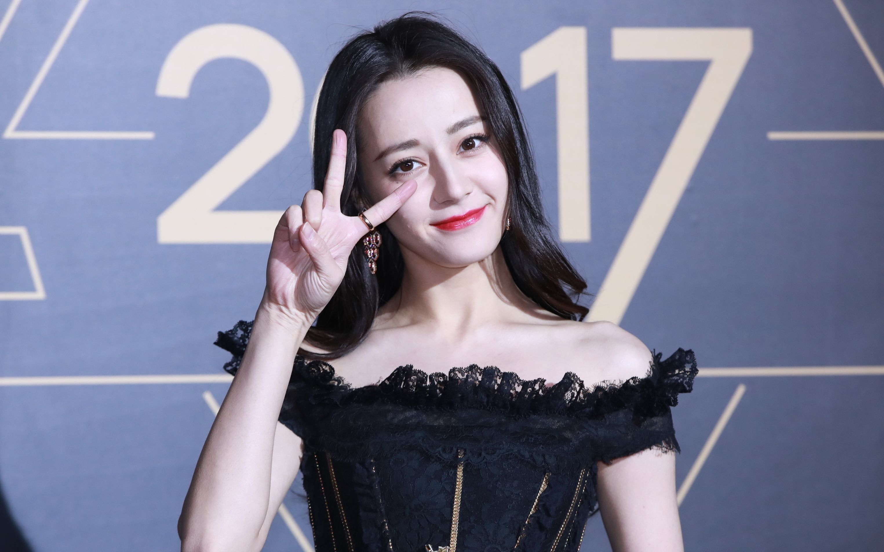 法令纹赶超李亚鹏,20岁颈纹深过杨钰莹,这些女星依旧如此美丽