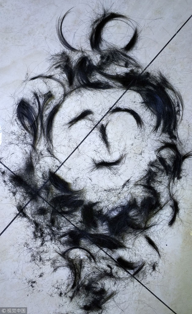 杭州一妈妈在家为儿子理发五年 用碎发作画