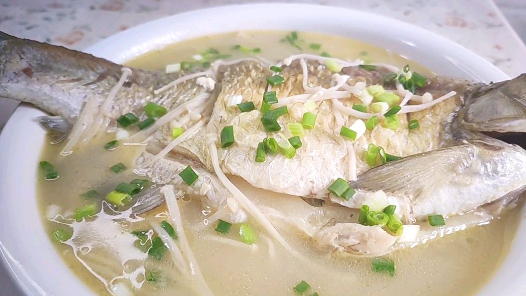 鱼汤又白又鲜的做法,只需掌握2个步骤,你也能做出好喝的鱼汤
