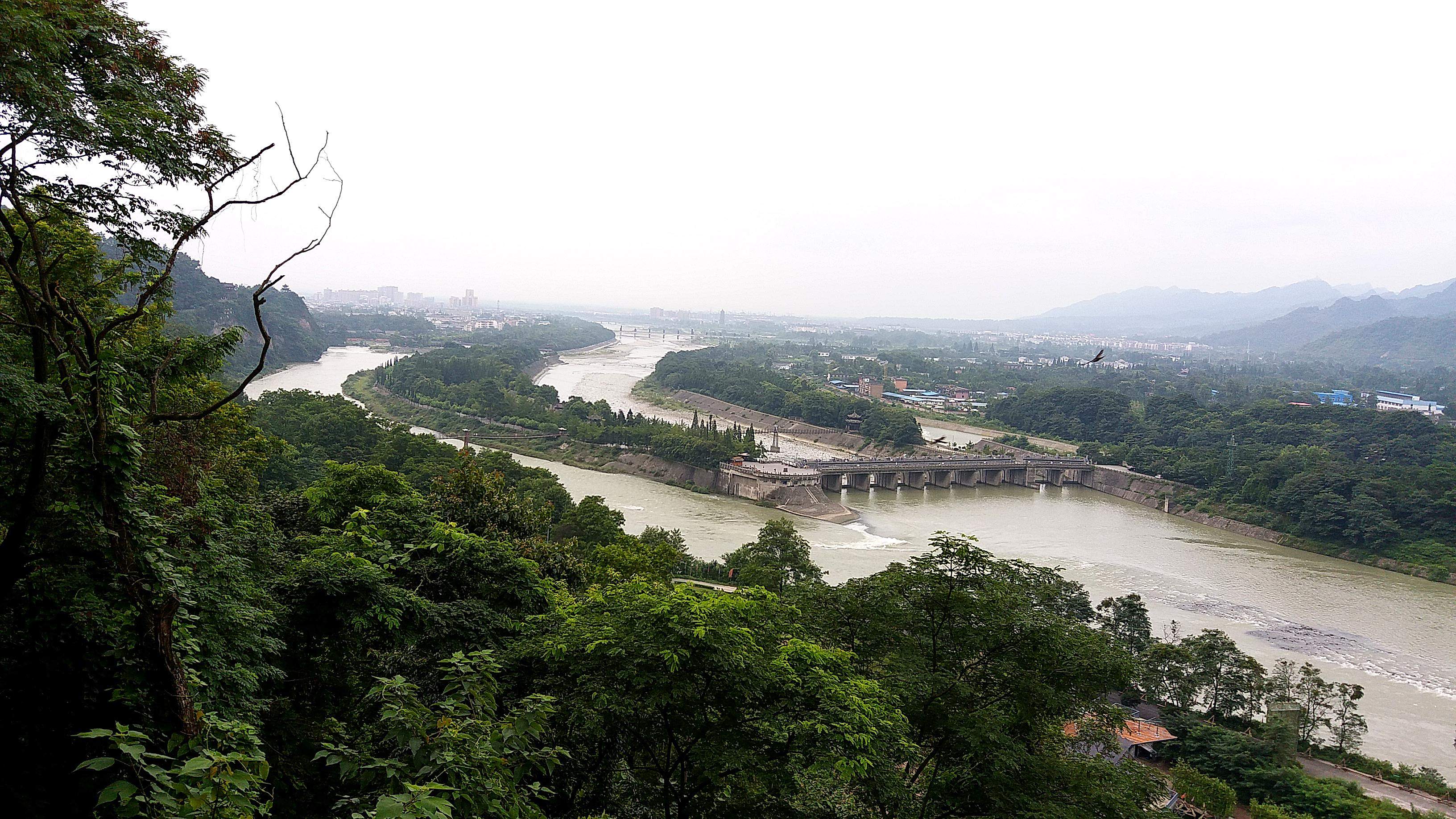 俯瞰都江堰,分水原理一目了然.