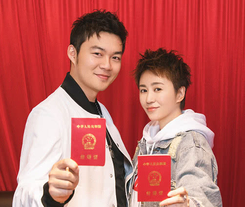 老公许文赫晒出和马丽结婚照,甜蜜恩爱!