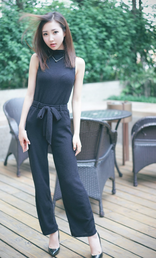身材丰满的熟女,拍照的姿势为何如此"调皮"