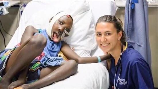 医生认为她只能活3个月,12岁女孩切除肿瘤露出坚强笑容