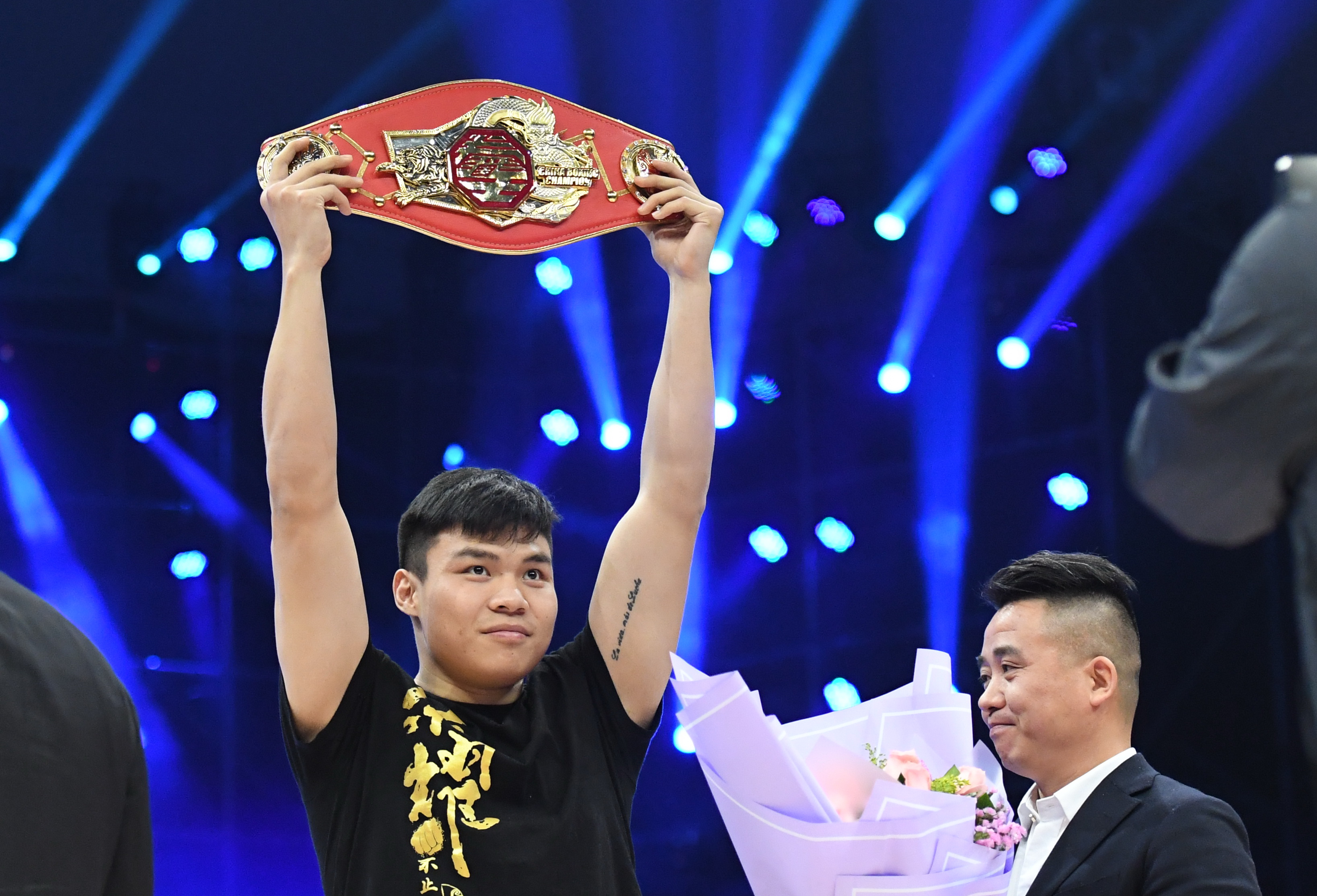 (体育)(1)拳击——中国拳王赛厦门站:郭晋获91公斤级金腰带