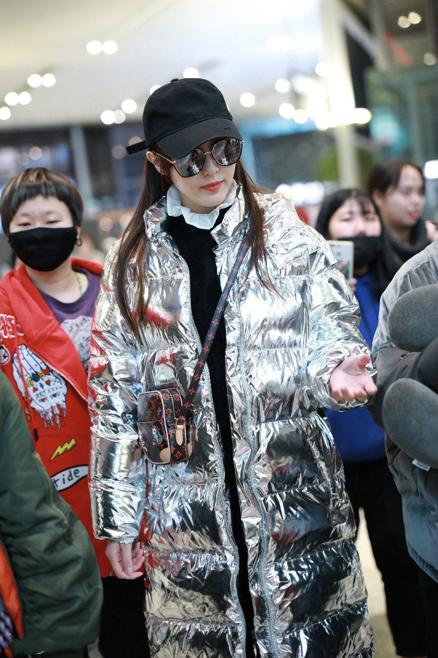 唐嫣穿银色羽绒服现身机场,戴黑色棒球帽和墨镜皮肤白皙