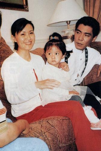 方舒近照曝光,当年美丽的容颜有些暗淡,婚姻失败一人带大女儿