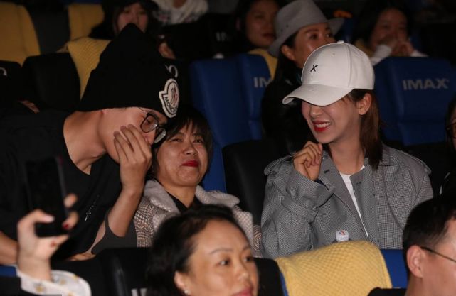 刘昊然和杨紫聊天笑到合不拢嘴脸变形超抢镜,忘记中间还隔有一人