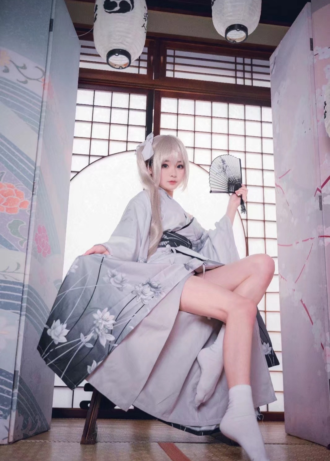 cosplay:穿一身日式浴衣的春日野穹,嫉妒被她抱在怀里的兔子玩偶