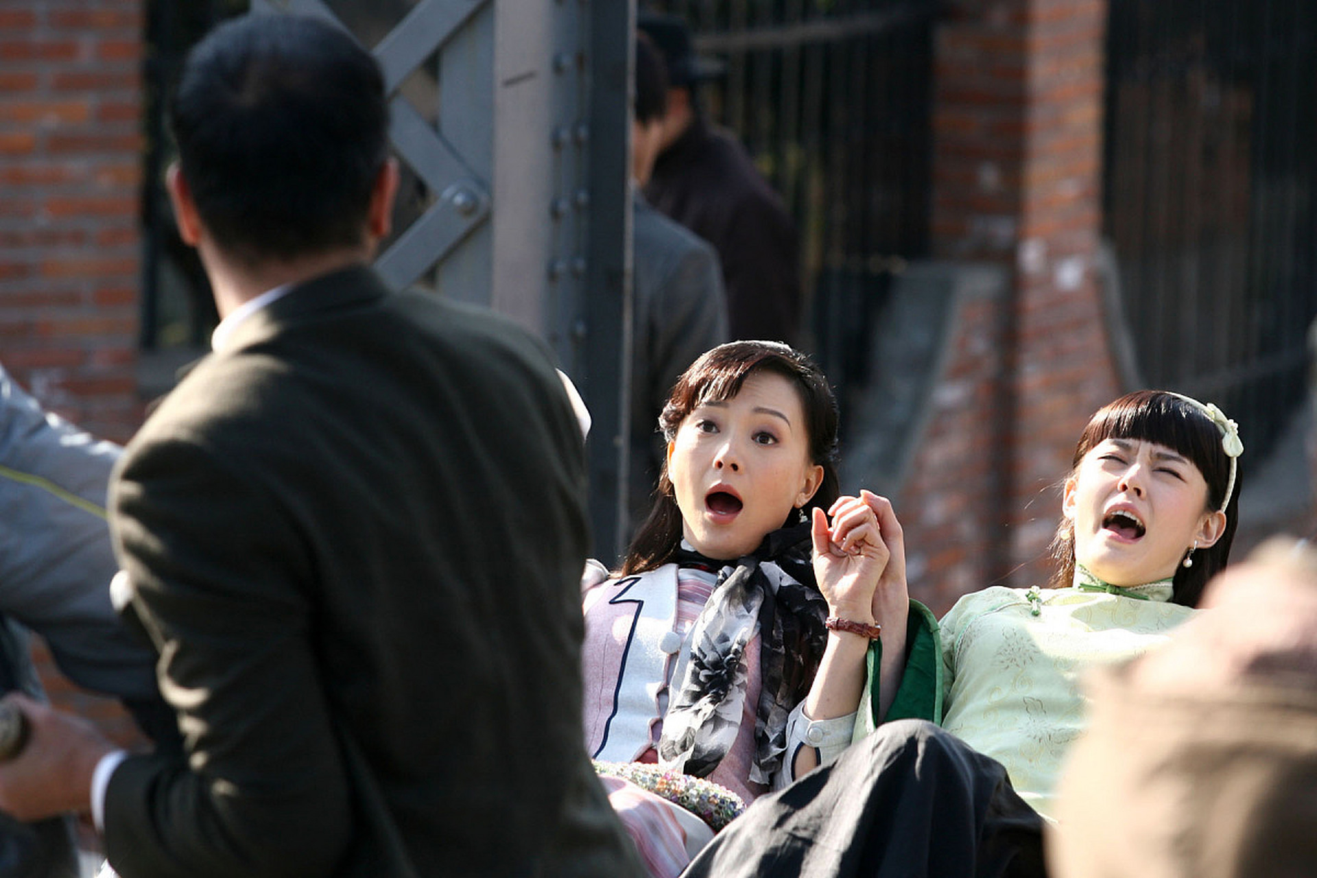 范柳原在码头上迎接白流苏,他说她的绝色玻璃外衣像一只药瓶.