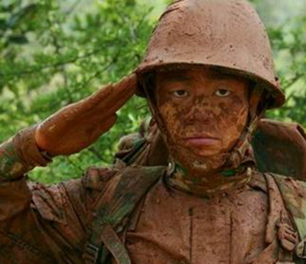 明星的"军礼"照,宝强呆萌,邓超青涩,杨洋帅气,他最"霸气"