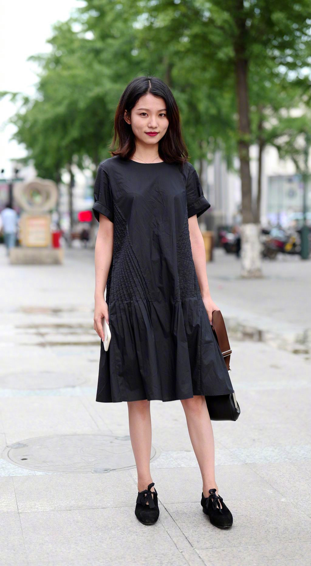 使原本宽松的设计变得利落起来,微微露腰的设计不仅透