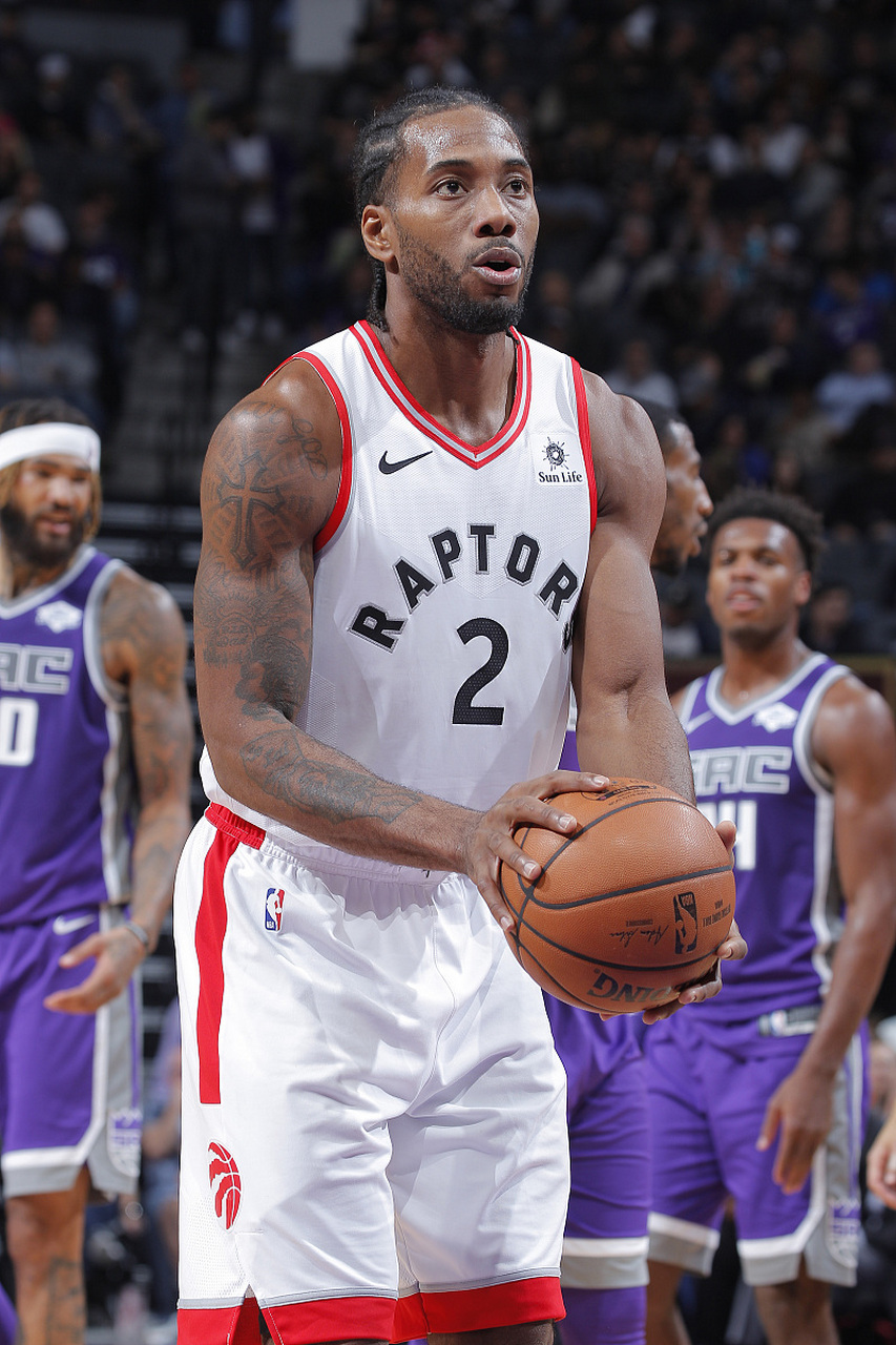 科怀·伦纳德是一位非常优秀的篮球运动员,他拥有许多硬核荣誉.