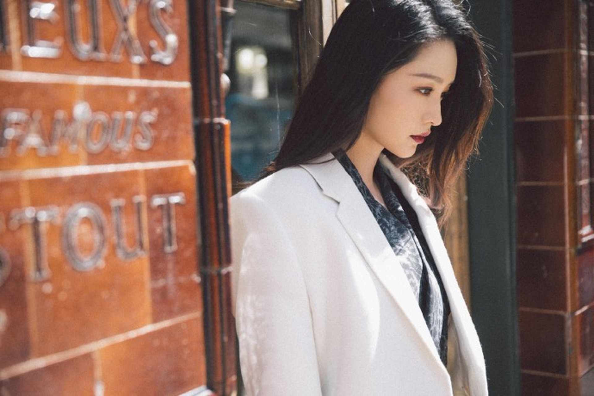 内搭印花连衣裙别致潮流,一袭飘逸秀发御姐范超a~  #万物皆可云