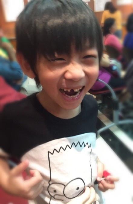 演员林志颖晒kimi的画,配文表扬kimi哥哥