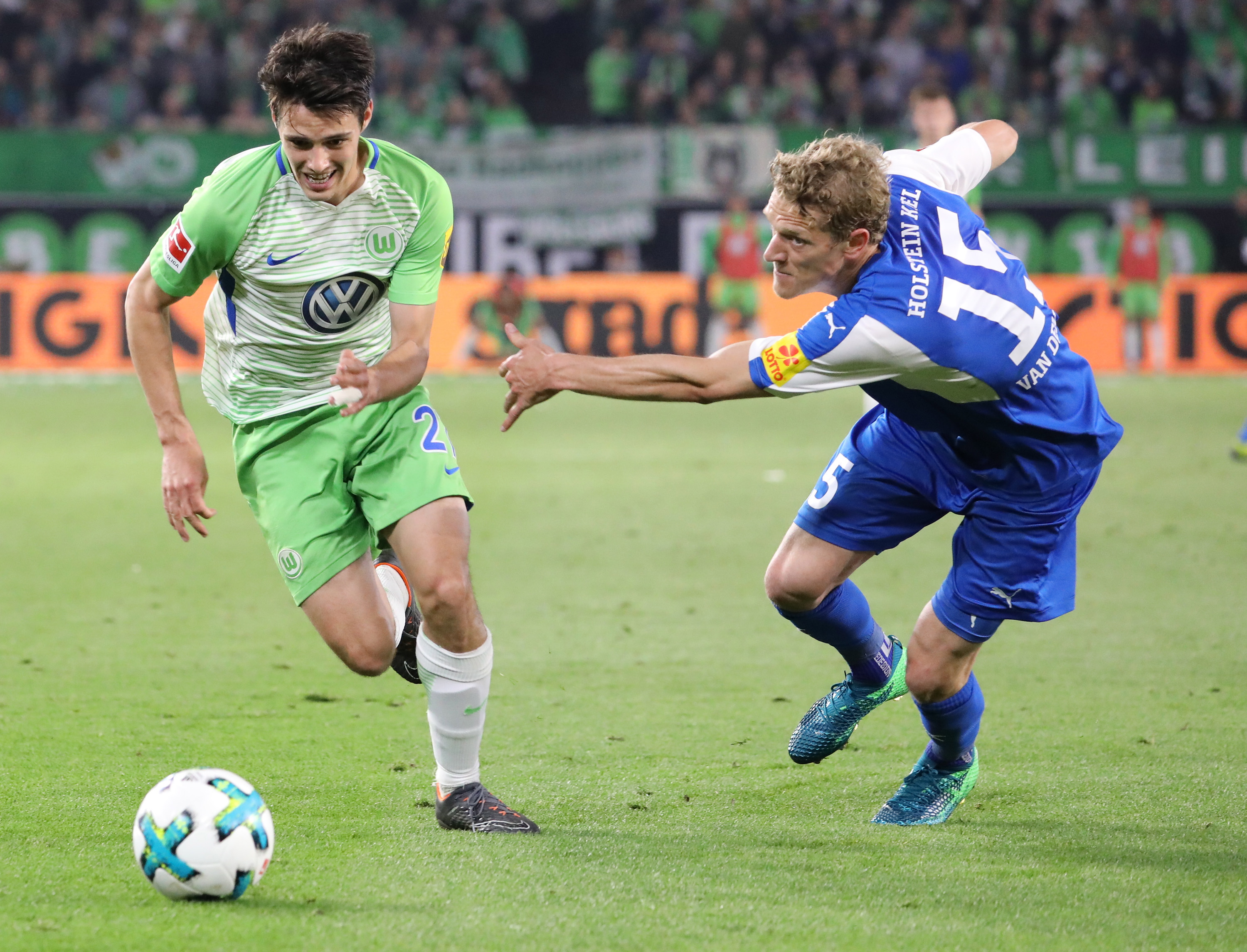 足球——德甲附加赛:沃尔夫斯堡胜基尔(1)