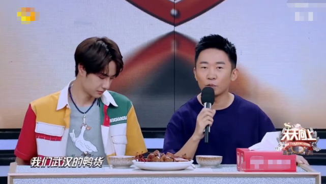 王一博杨迪挑战吃播,介绍食物时杨迪拿出秘密道具,全场沸腾了!