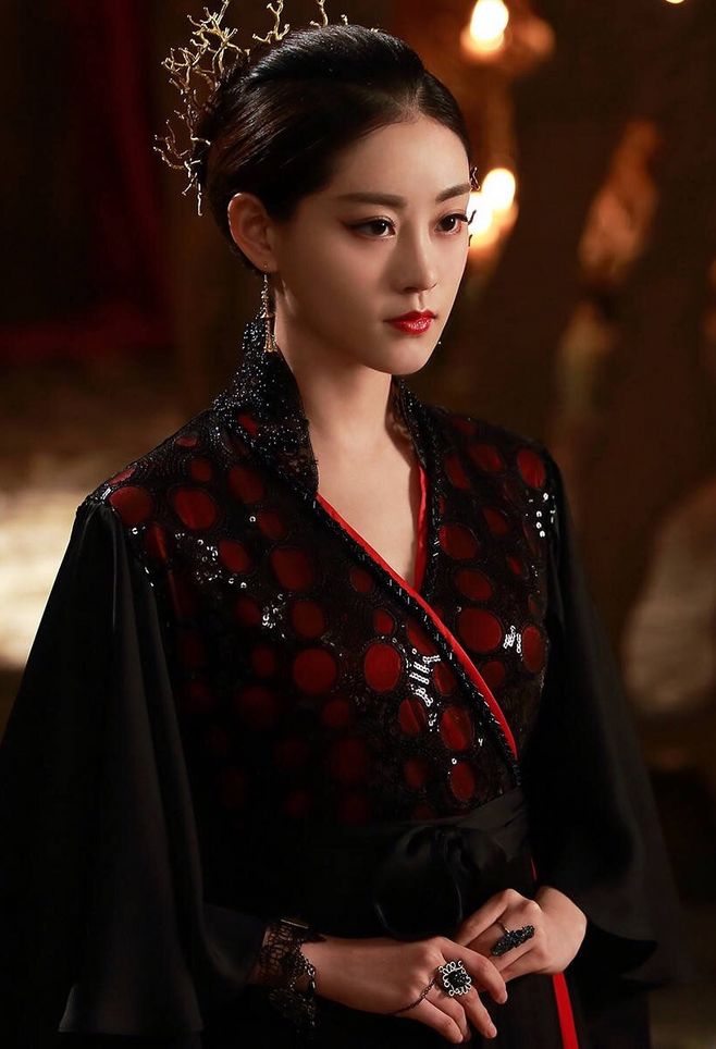 穿越文:刚醒来就发现自己被卖到花楼,战神皇子还掳她去当小军医