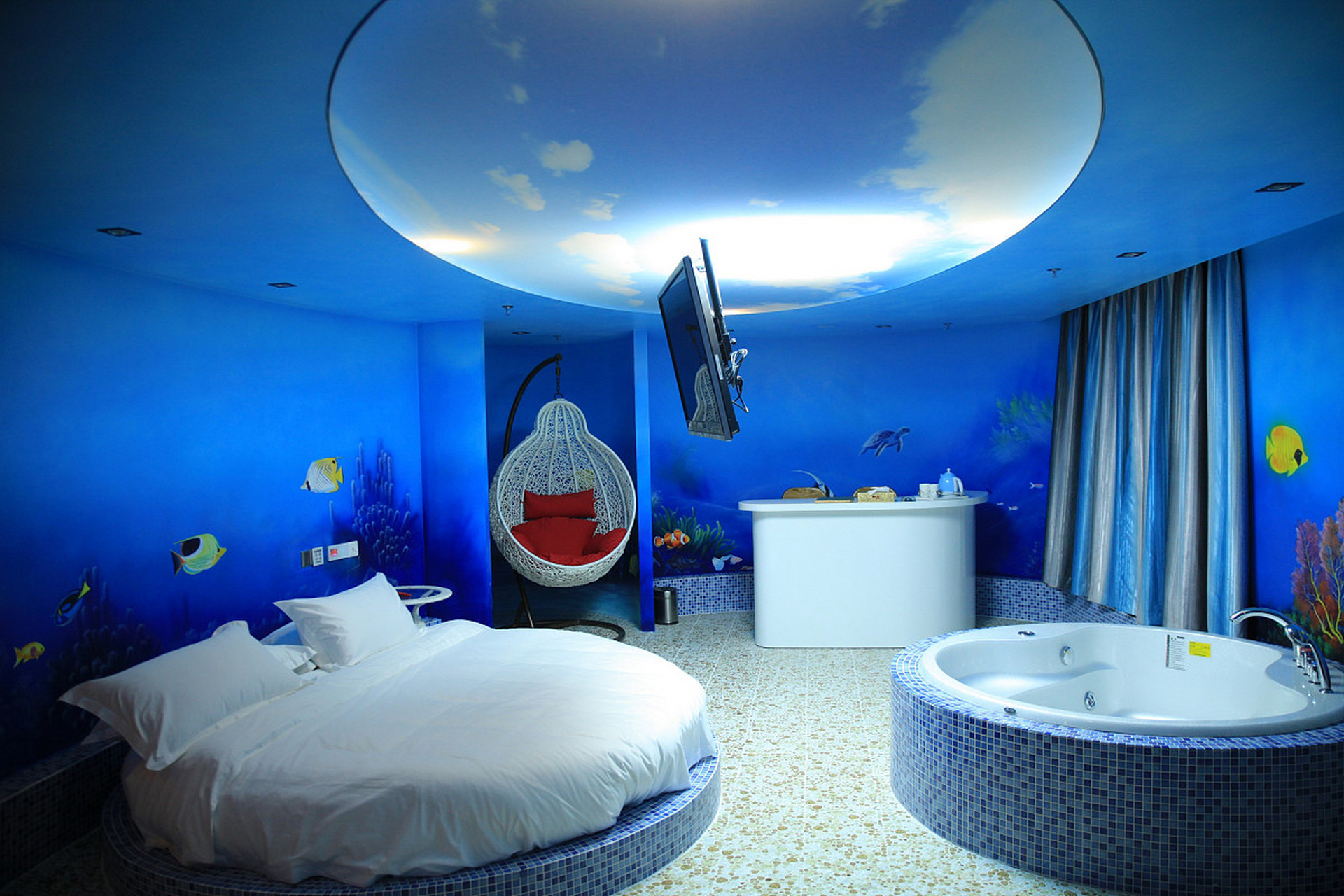 晚上10点,我看到姐夫牵着一个女人走进一家情侣酒店,我立马发信息问