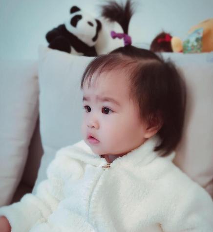 包贝尔女儿饺子萌萌的像奶奶,最后一张网友却说:仿佛看到了小蛮
