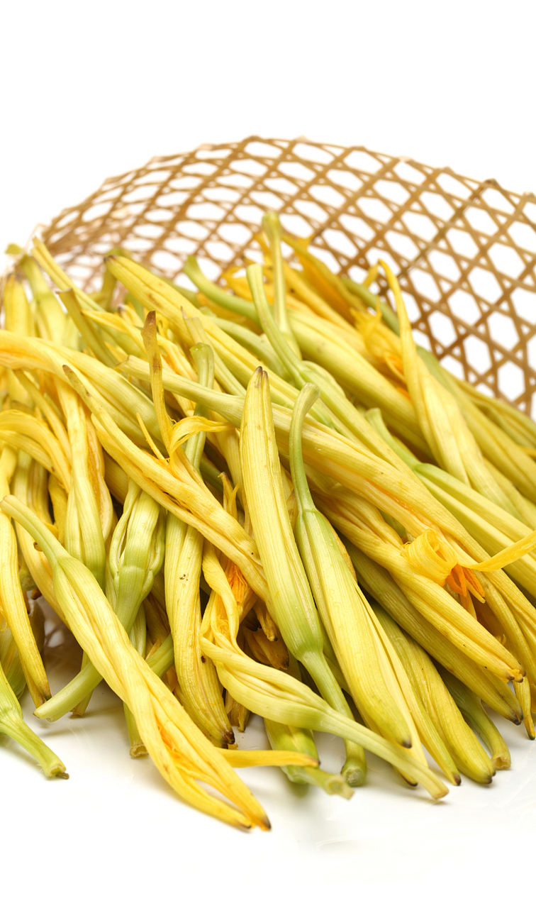 改善消化系统:黄花菜富含纤维,可促进食物在肠道中的运转,预防便秘和
